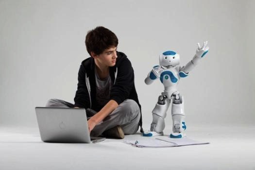 Il robot NAO, il nuovo amico delle persone autistiche e degli anziani